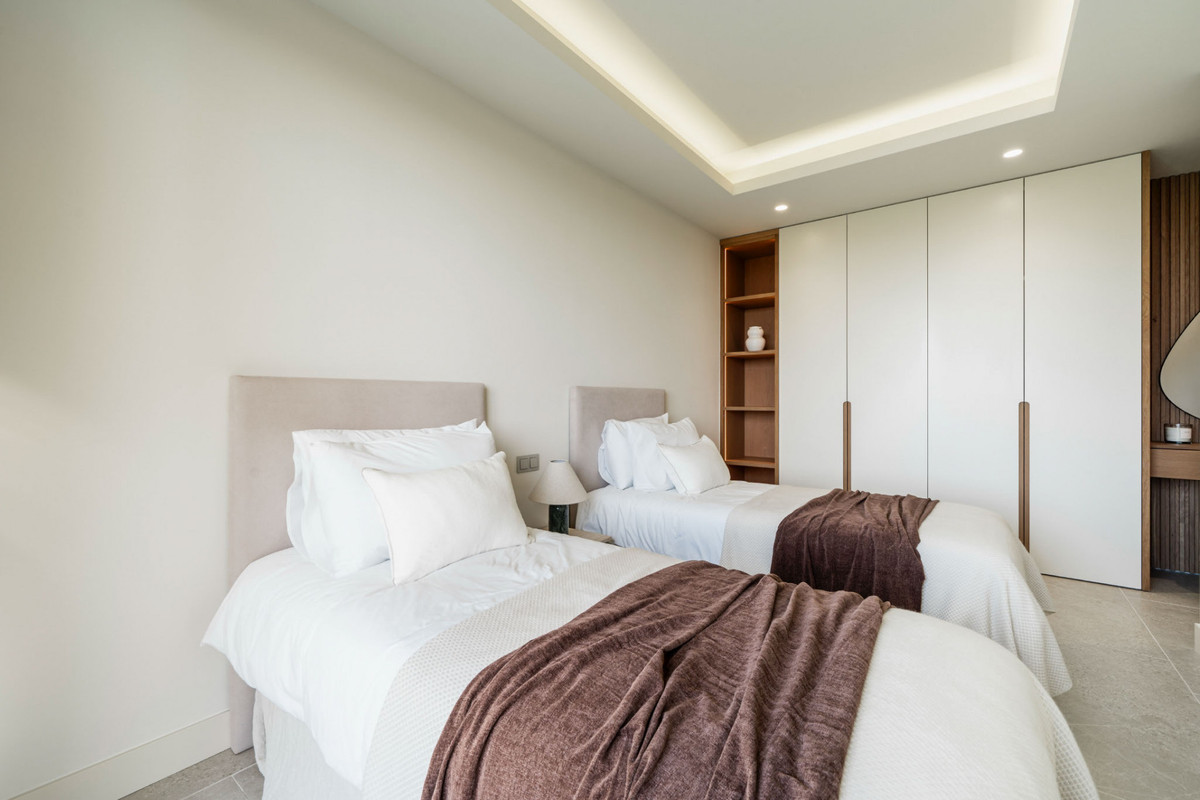 5 Bed Townhouse for sale in Nueva Andalucía Costa Del Sol, Málaga, Spain