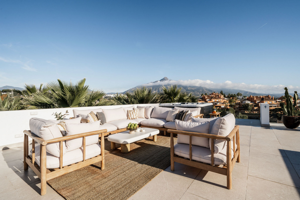 5 Bed Townhouse for sale in Nueva Andalucía Costa Del Sol, Málaga, Spain