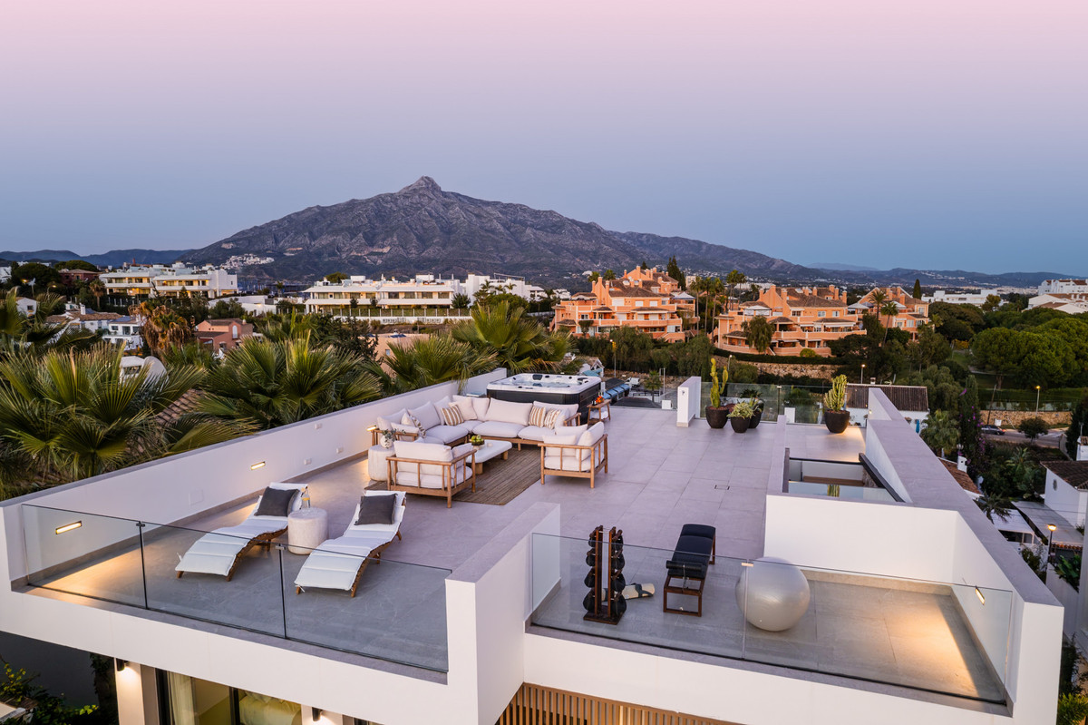 5 Bed Townhouse for sale in Nueva Andalucía Costa Del Sol, Málaga, Spain