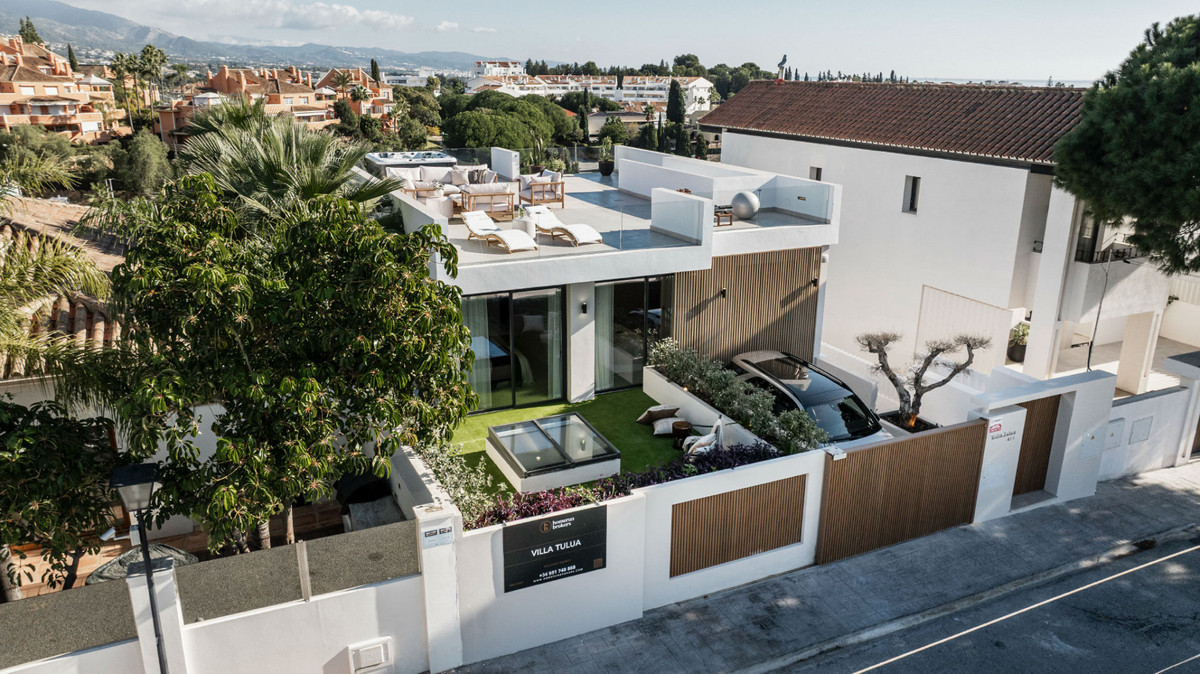 5 Bed Townhouse for sale in Nueva Andalucía Costa Del Sol, Málaga, Spain