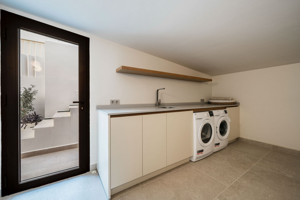5 Bed Townhouse for sale in Nueva Andalucía Costa Del Sol, Málaga, Spain
