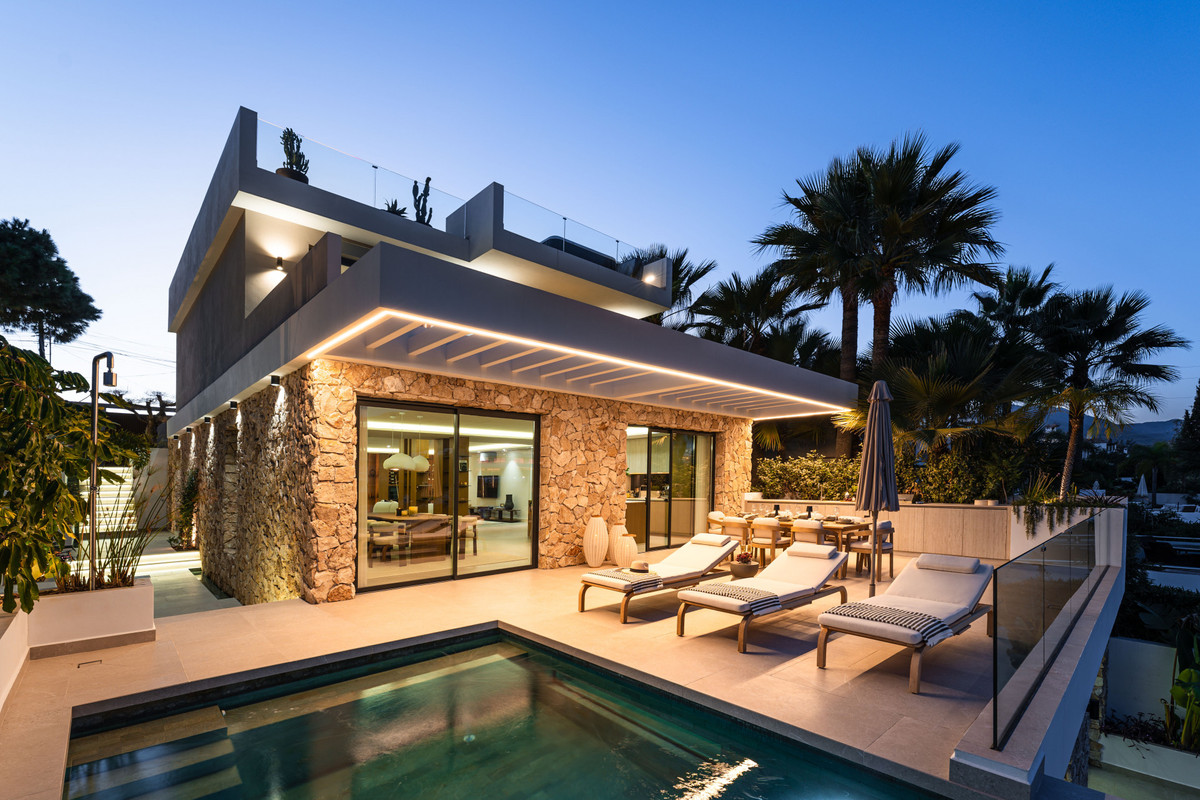 5 Bed Townhouse for sale in Nueva Andalucía Costa Del Sol, Málaga, Spain