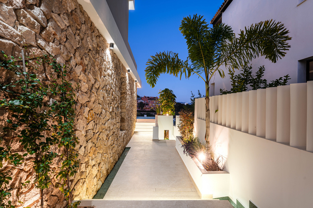 5 Bed Townhouse for sale in Nueva Andalucía Costa Del Sol, Málaga, Spain