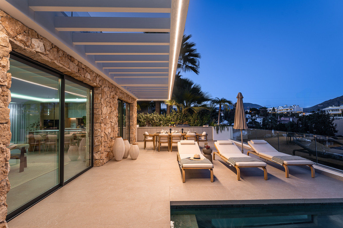 5 Bed Townhouse for sale in Nueva Andalucía Costa Del Sol, Málaga, Spain