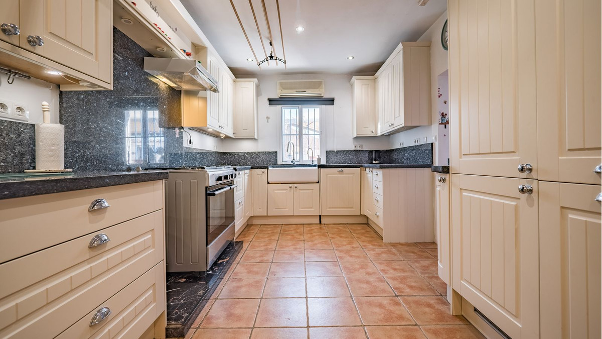 6 Bed Townhouse for sale in Villanueva De La Concepcion Costa Del Sol, Málaga, Spain