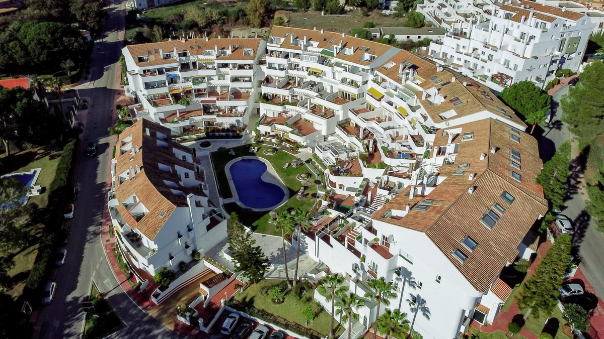 3 Bed Apartment for sale in Nueva Andalucía Costa Del Sol, Málaga, Spain