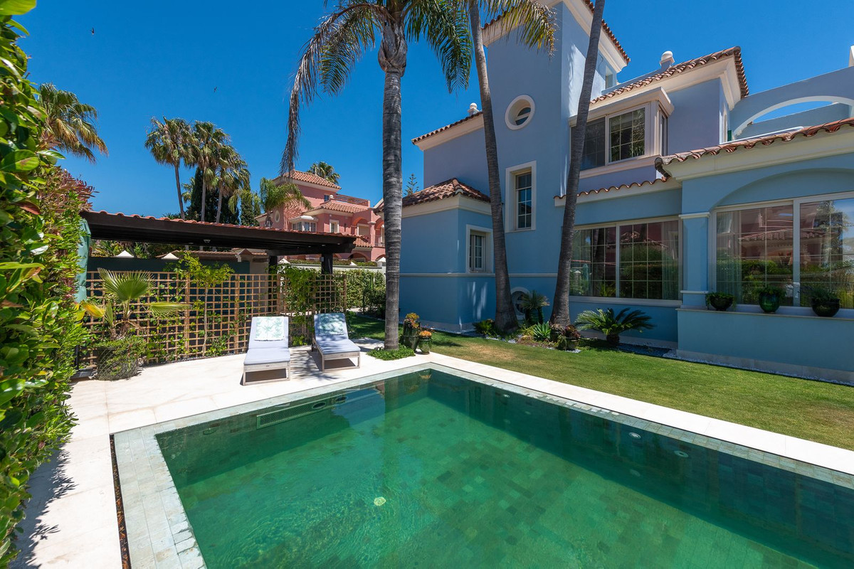 Se vende Villa - Chalet de 6 dormitorios en Costa Del Sol, Málaga, España