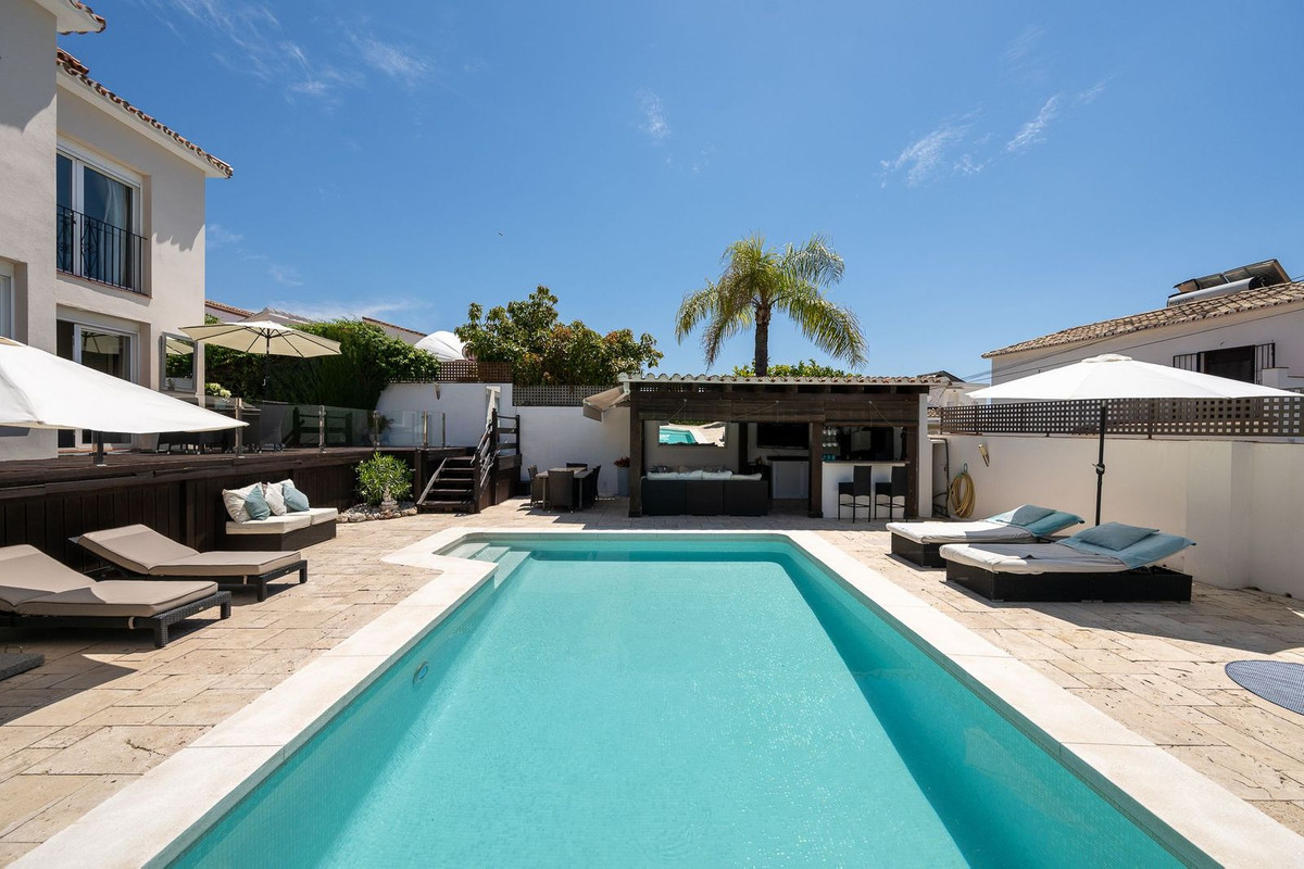 6 Bed Townhouse for sale in Río Real Costa Del Sol, Málaga, Spain