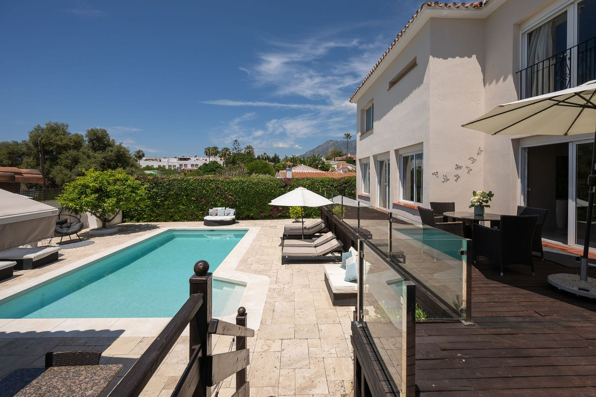 6 Bed Townhouse for sale in Río Real Costa Del Sol, Málaga, Spain