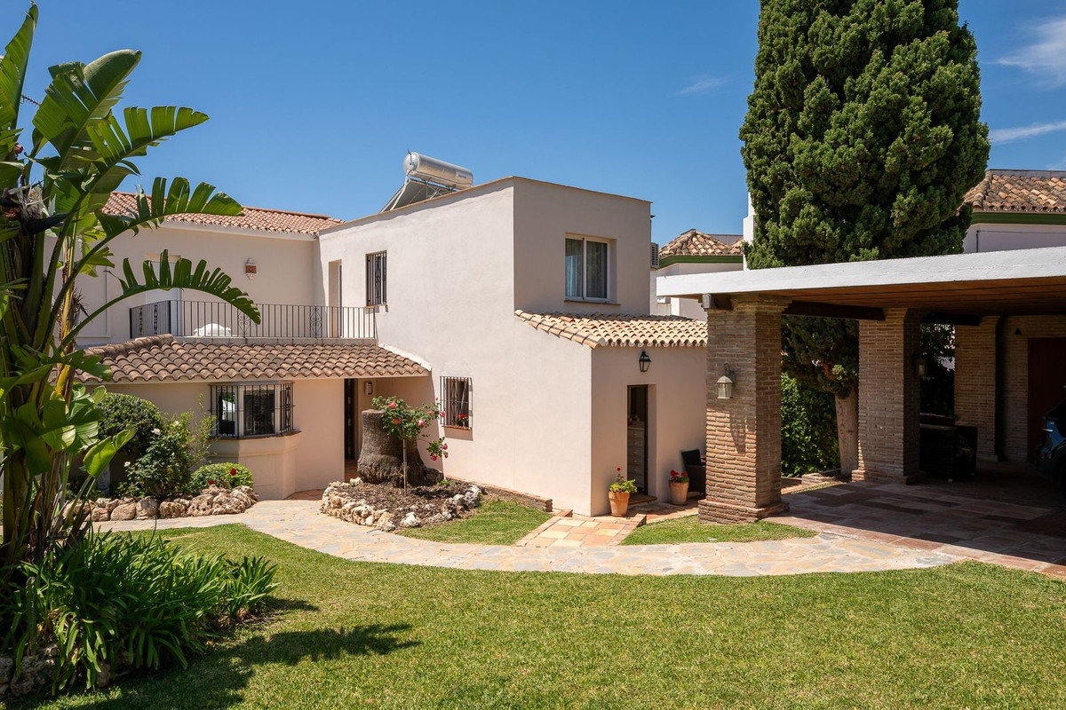 6 Bed Townhouse for sale in Río Real Costa Del Sol, Málaga, Spain