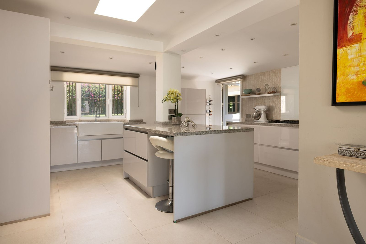 6 Bed Townhouse for sale in Río Real Costa Del Sol, Málaga, Spain