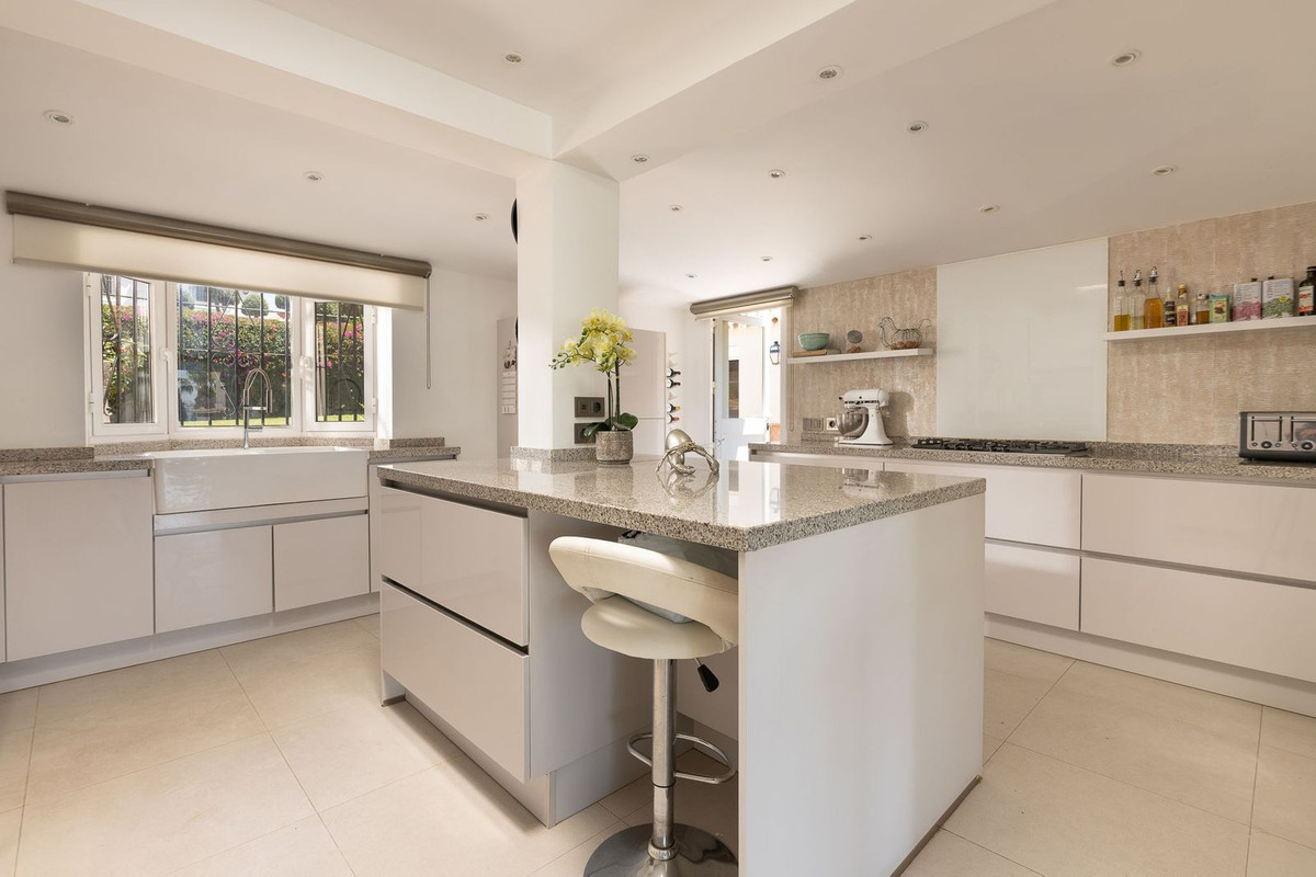 6 Bed Townhouse for sale in Río Real Costa Del Sol, Málaga, Spain