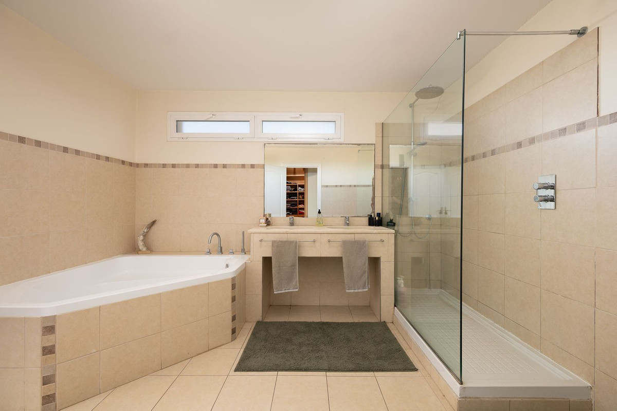 6 Bed Townhouse for sale in Río Real Costa Del Sol, Málaga, Spain