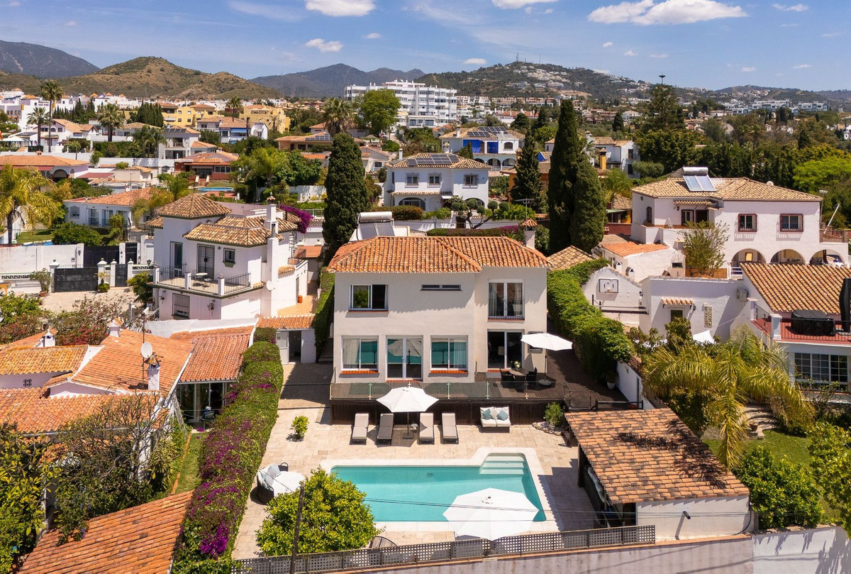 6 Bed Townhouse for sale in Río Real Costa Del Sol, Málaga, Spain