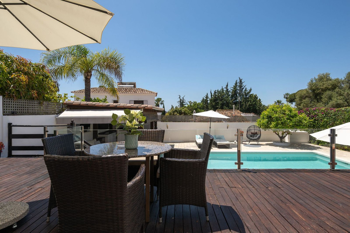 6 Bed Townhouse for sale in Río Real Costa Del Sol, Málaga, Spain