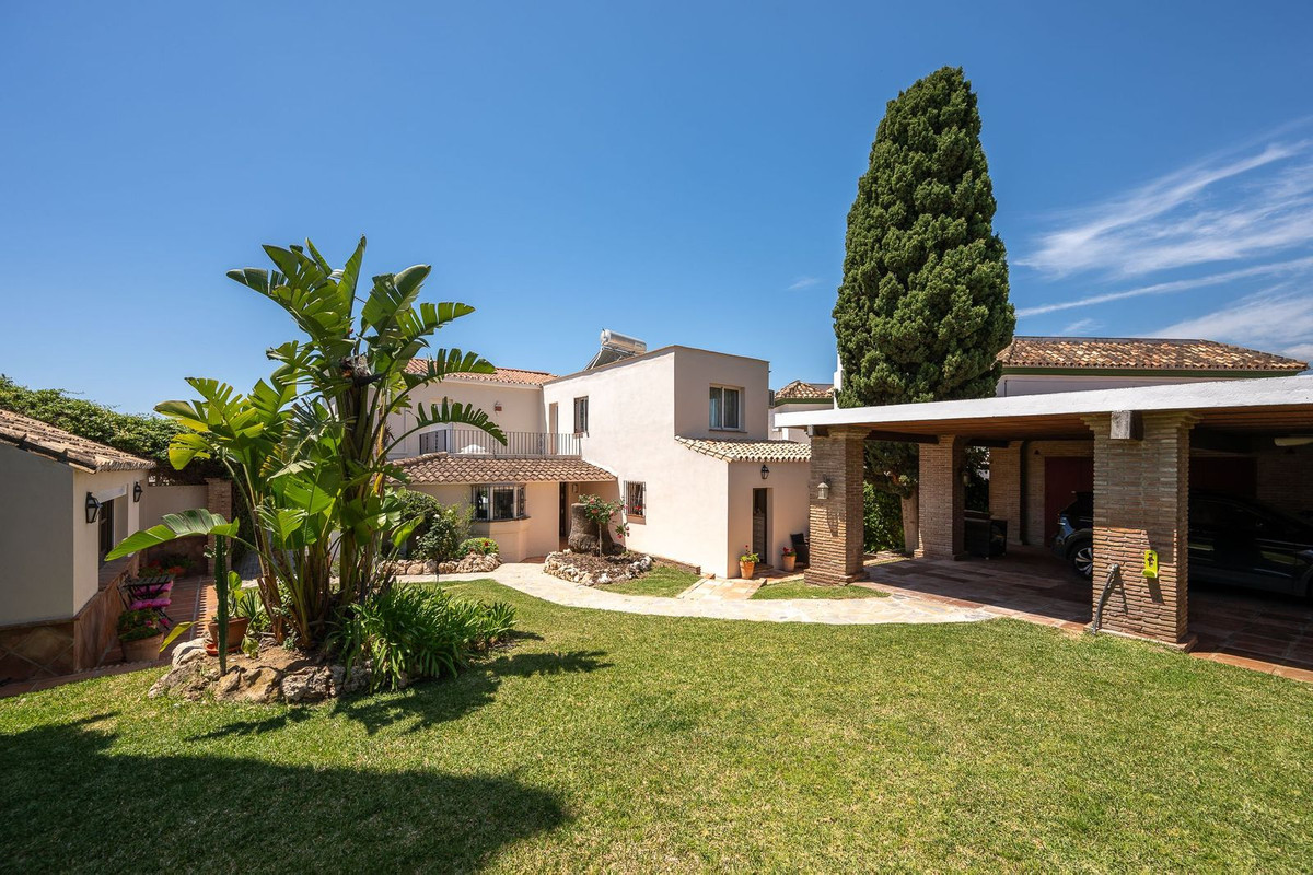 6 Bed Townhouse for sale in Río Real Costa Del Sol, Málaga, Spain