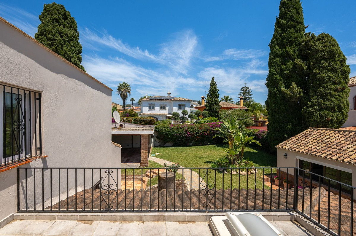6 Bed Townhouse for sale in Río Real Costa Del Sol, Málaga, Spain