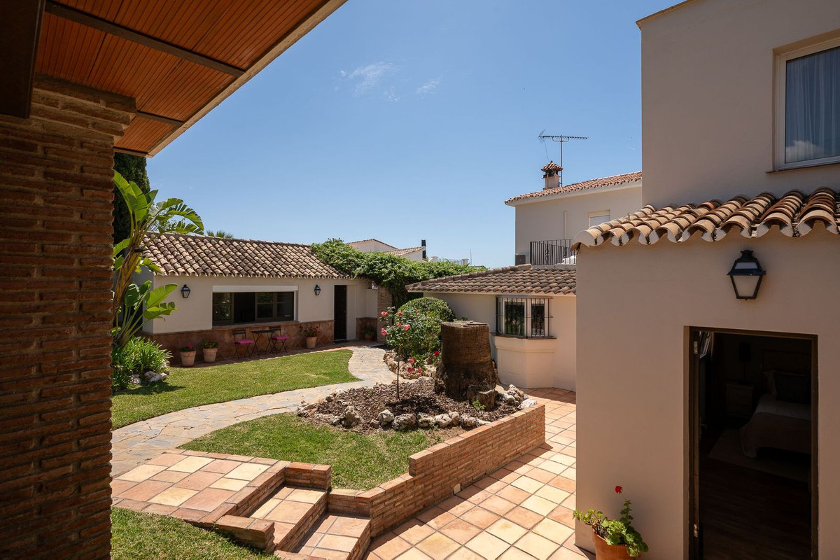 6 Bed Townhouse for sale in Río Real Costa Del Sol, Málaga, Spain