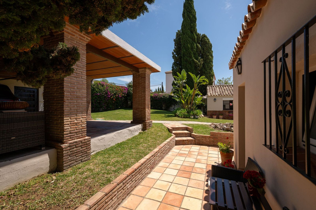 6 Bed Townhouse for sale in Río Real Costa Del Sol, Málaga, Spain