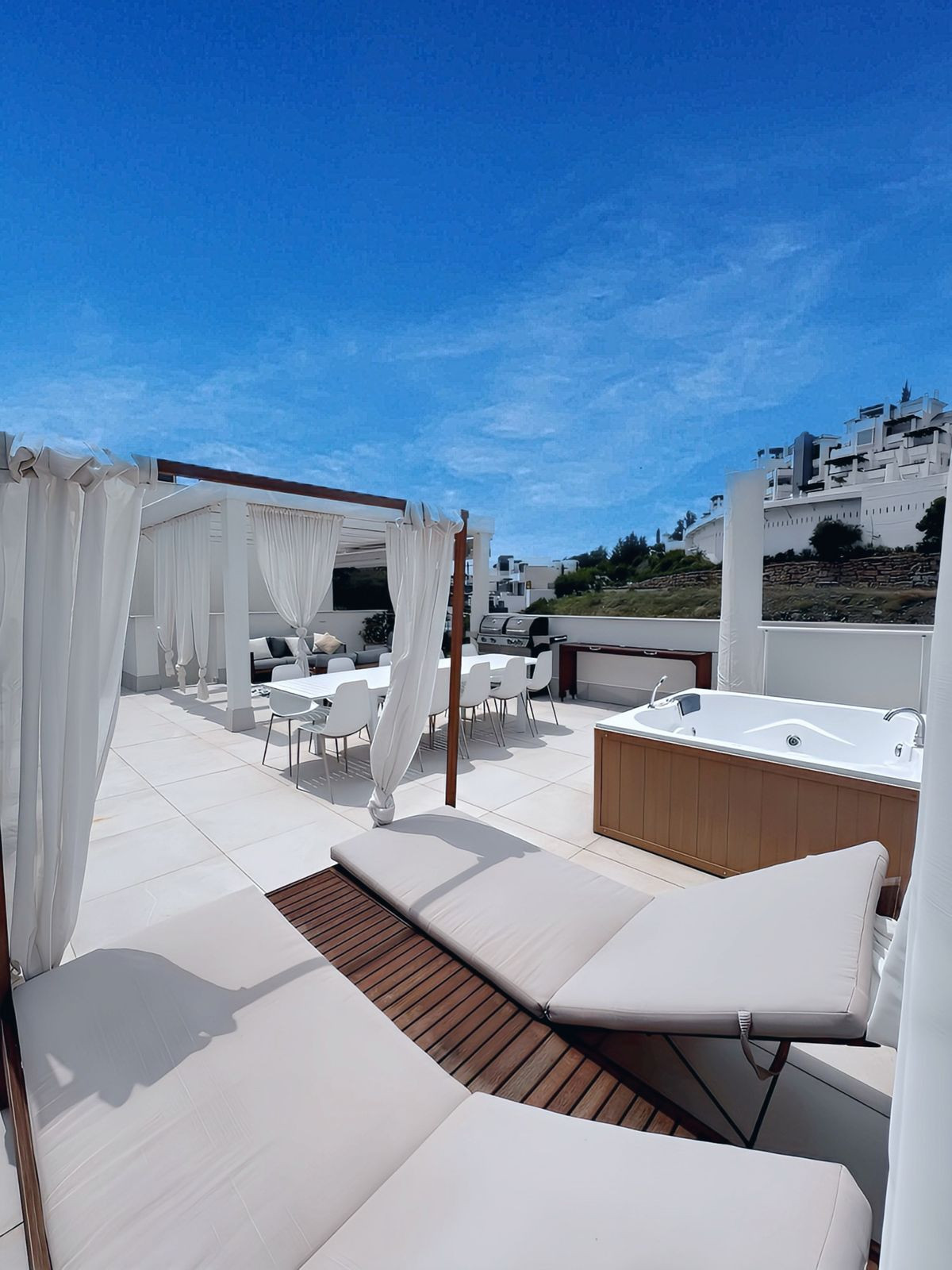 2 Bed Apartment for sale in La Quinta Costa Del Sol, Málaga, Spain