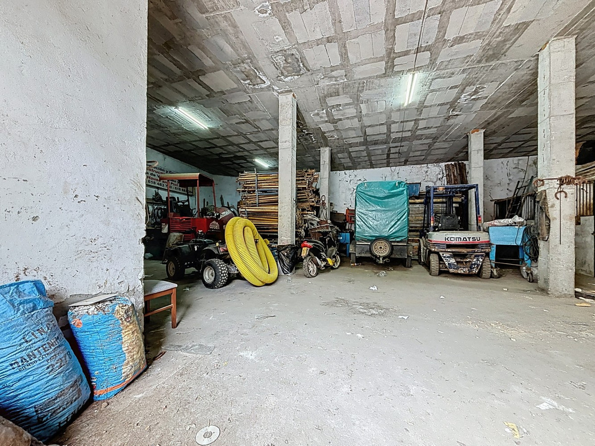 1 Bed Commercial unit for sale in Arenas Costa Del Sol East, Málaga, Spain