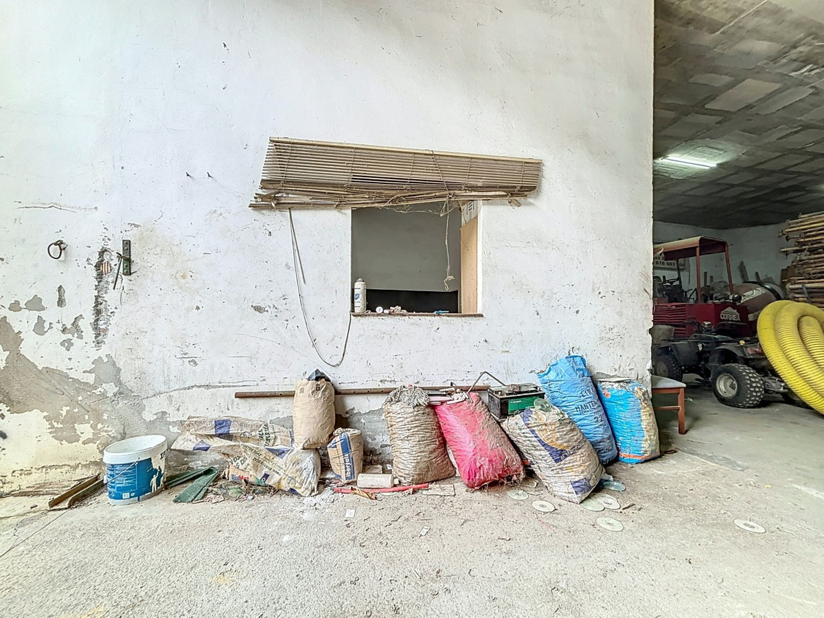 1 Bed Commercial unit for sale in Arenas Costa Del Sol East, Málaga, Spain