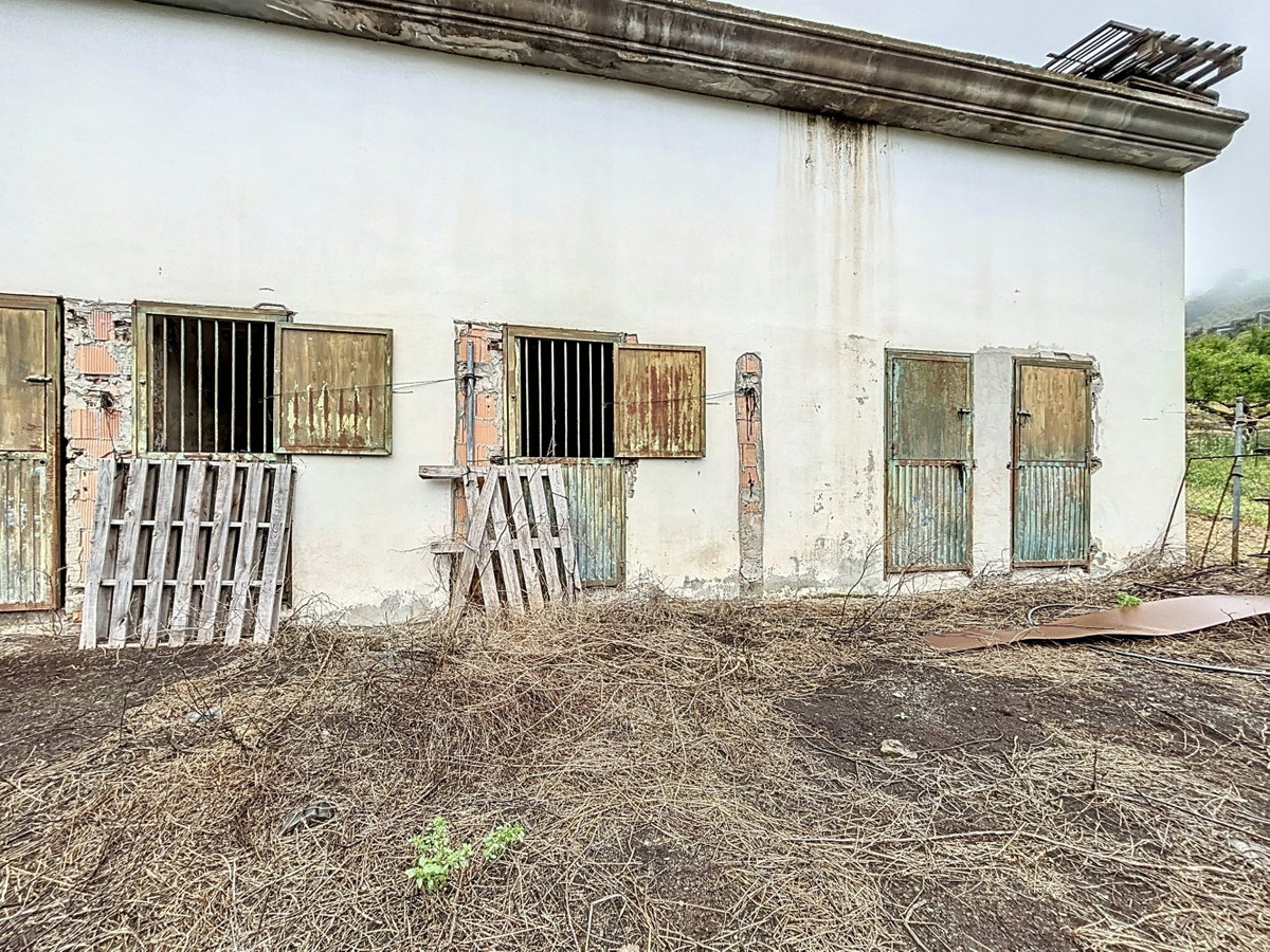 1 Bed Commercial unit for sale in Arenas Costa Del Sol East, Málaga, Spain