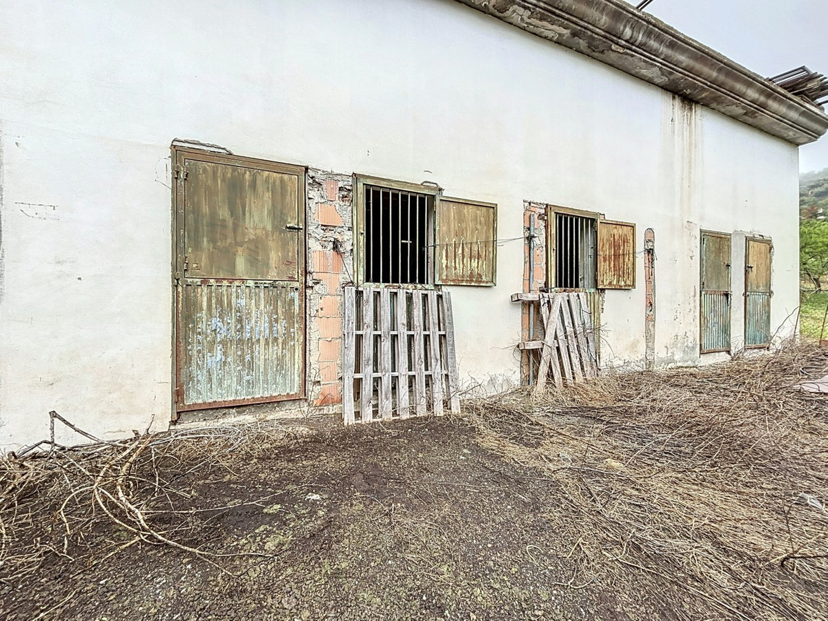 1 Bed Commercial unit for sale in Arenas Costa Del Sol East, Málaga, Spain