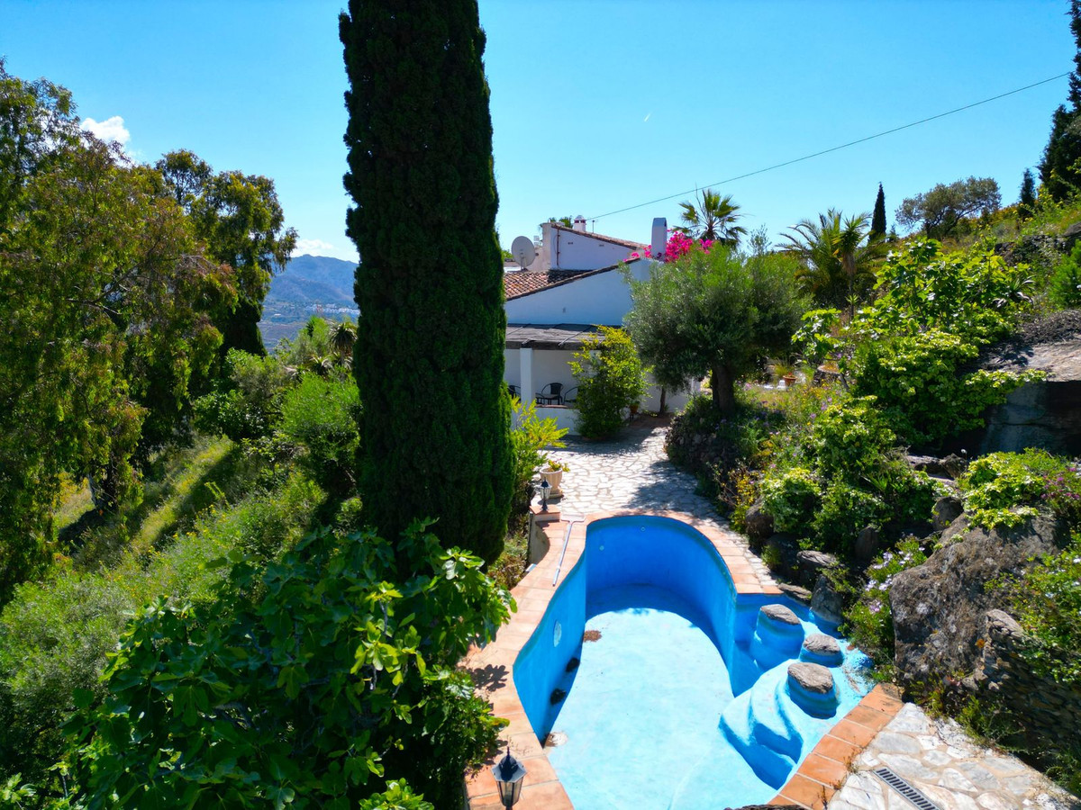 7 Bed Townhouse for sale in Torrox Costa Del Sol East, Málaga, Spain