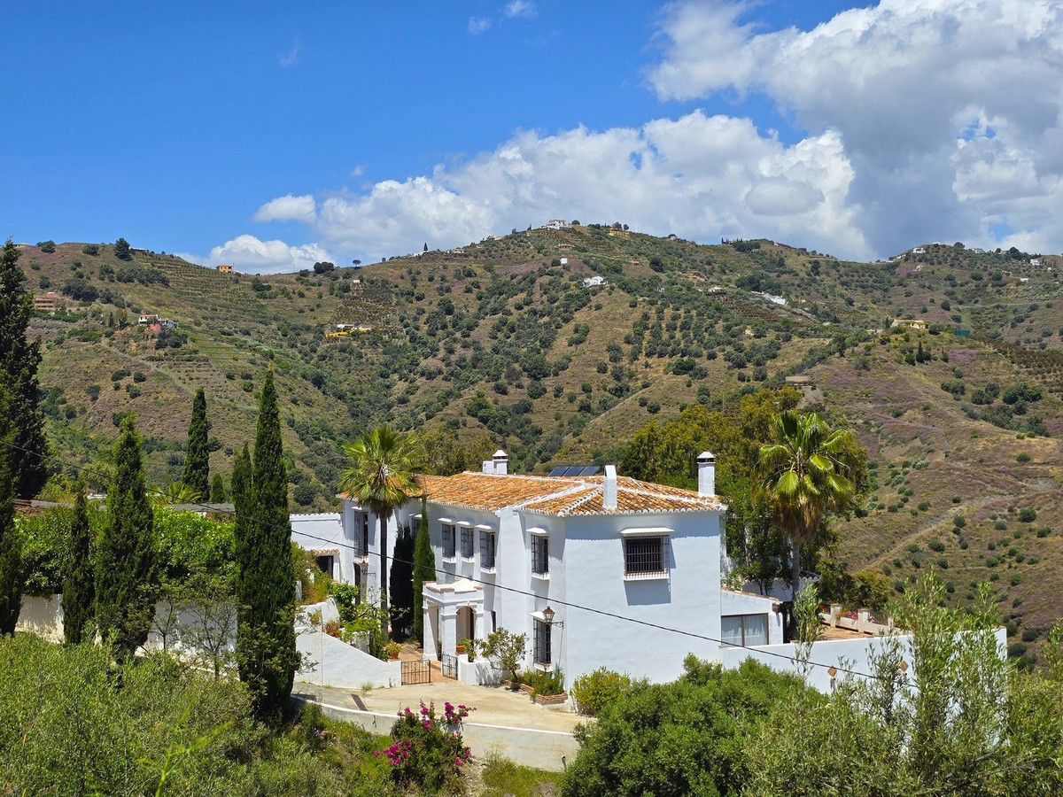 7 Bed Townhouse for sale in Torrox Costa Del Sol East, Málaga, Spain