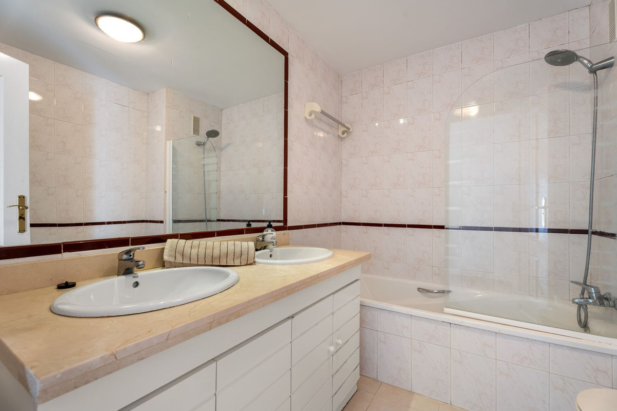 Se vende Apartamento Planta Media de 2 dormitorios en Costa Del Sol, Málaga, España