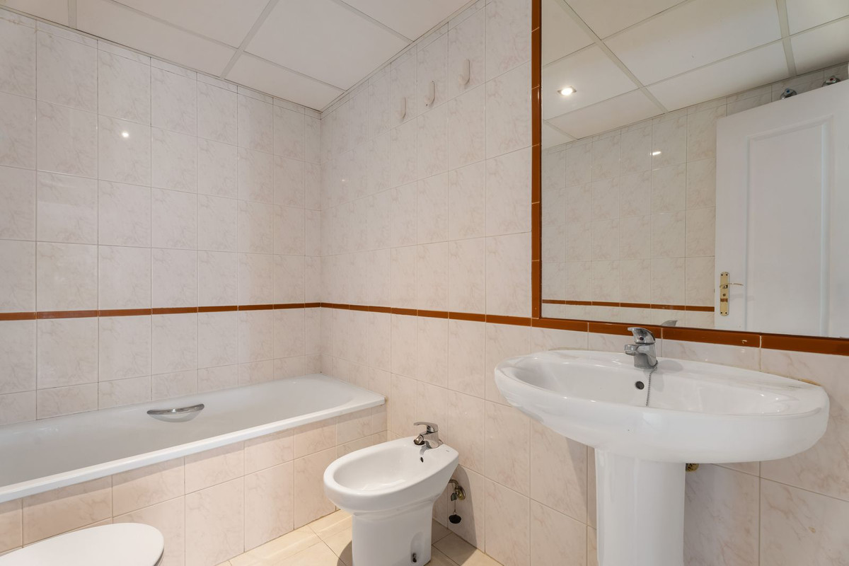 Se vende Apartamento Planta Media de 2 dormitorios en Costa Del Sol, Málaga, España