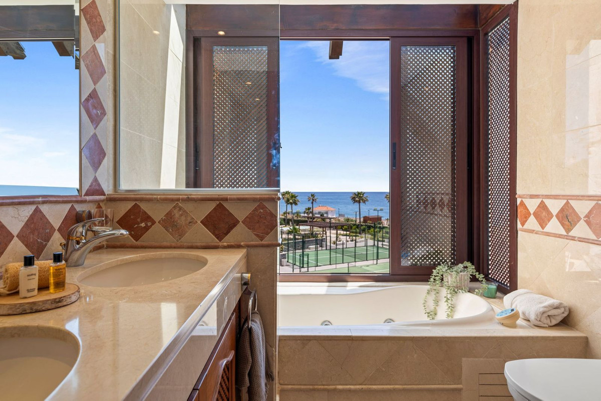 3 Bed Apartment for sale in Estepona Costa Del Sol, Málaga, Spain
