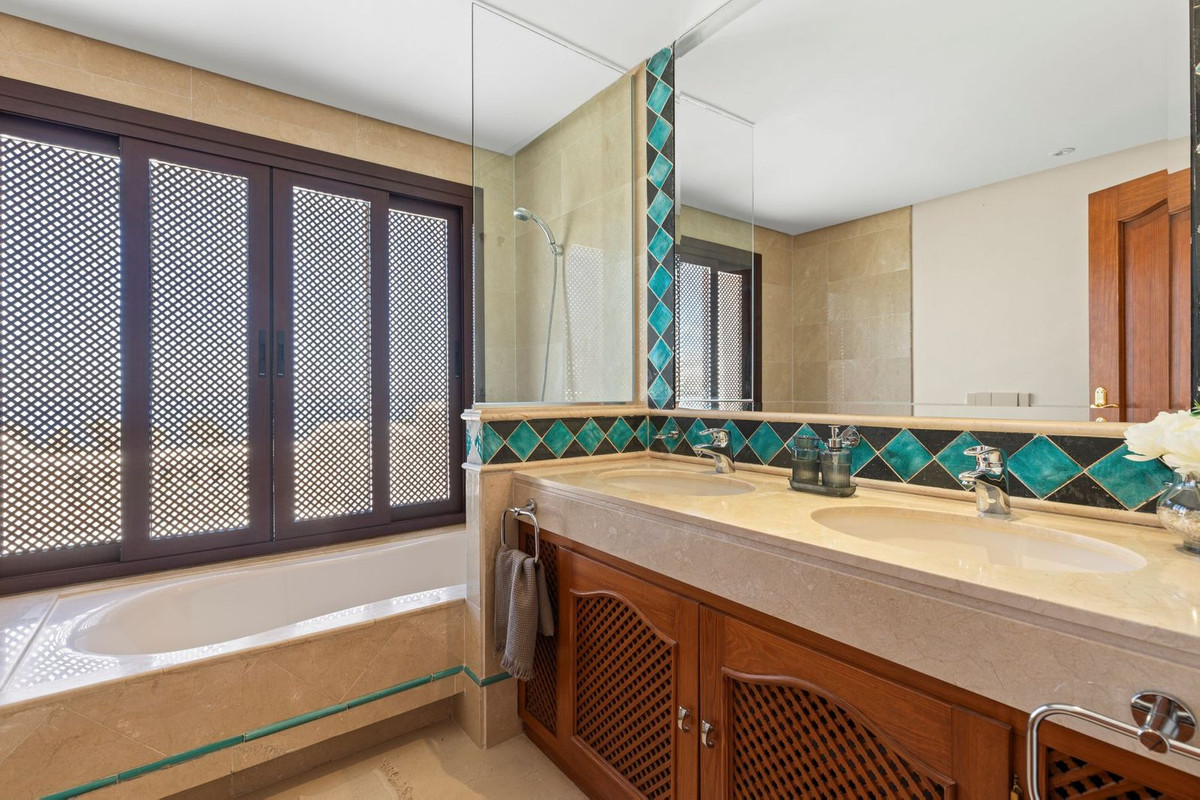 3 Bed Apartment for sale in Estepona Costa Del Sol, Málaga, Spain
