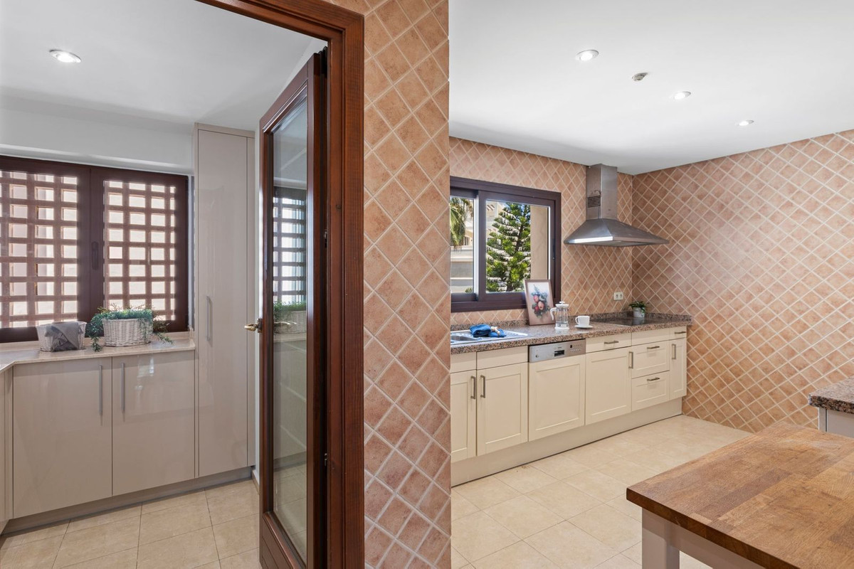 3 Bed Apartment for sale in Estepona Costa Del Sol, Málaga, Spain