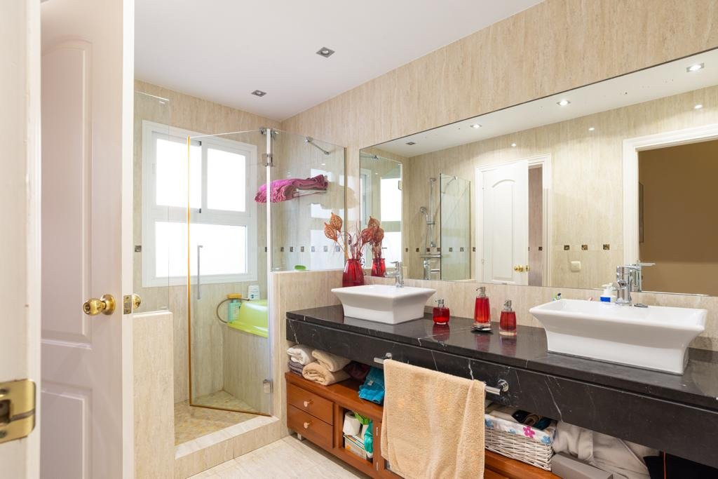Se vende Villa - Chalet de 4 dormitorios en Málaga Ciudad, Málaga, España