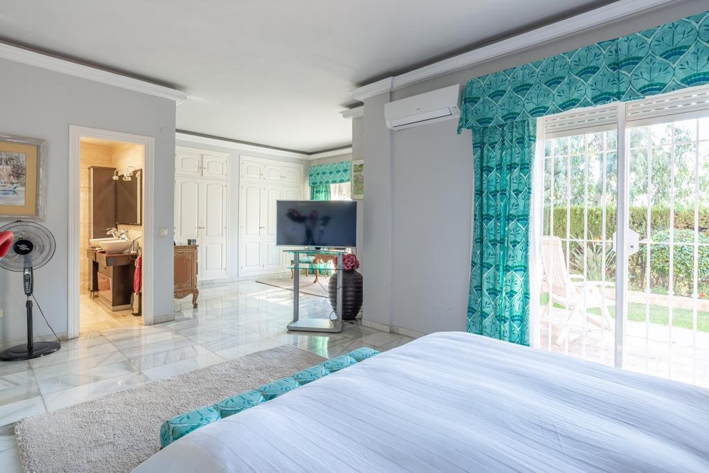 Se vende Villa - Chalet de 4 dormitorios en Málaga Ciudad, Málaga, España