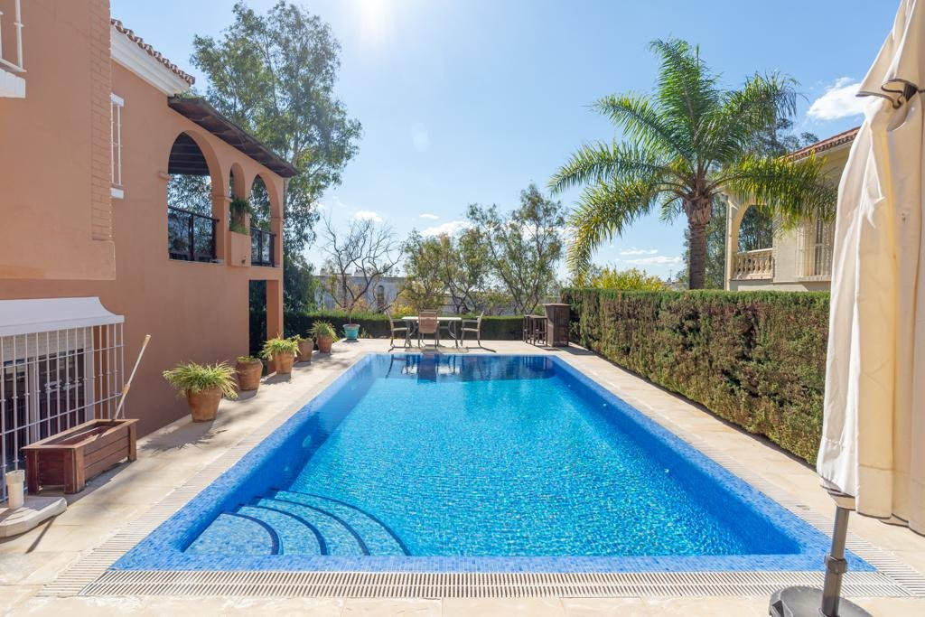 Se vende Villa - Chalet de 4 dormitorios en Málaga Ciudad, Málaga, España