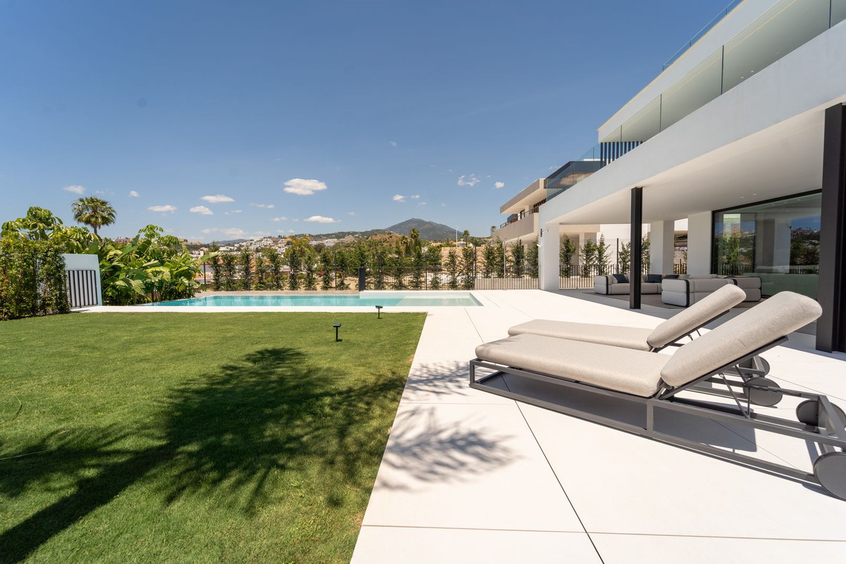 5 Bed Townhouse for sale in Nueva Andalucía Costa Del Sol, Málaga, Spain