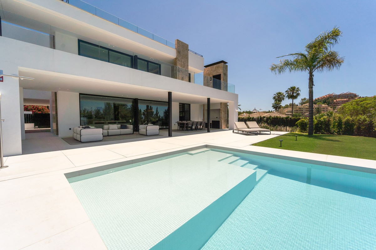 5 Bed Townhouse for sale in Nueva Andalucía Costa Del Sol, Málaga, Spain