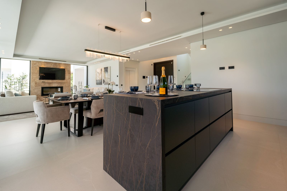 5 Bed Townhouse for sale in Nueva Andalucía Costa Del Sol, Málaga, Spain
