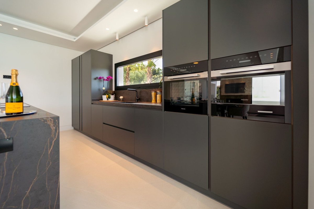 5 Bed Townhouse for sale in Nueva Andalucía Costa Del Sol, Málaga, Spain