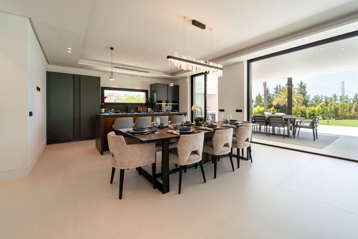 5 Bed Townhouse for sale in Nueva Andalucía Costa Del Sol, Málaga, Spain
