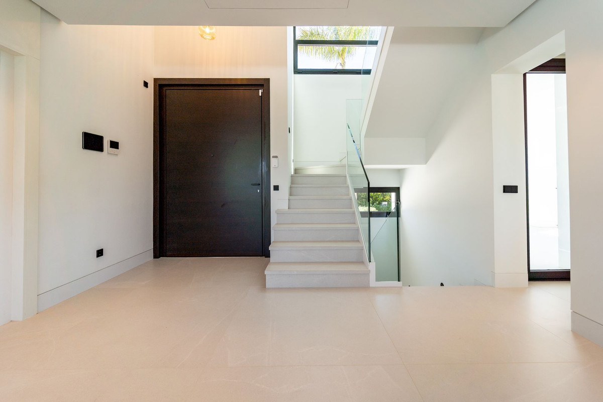 5 Bed Townhouse for sale in Nueva Andalucía Costa Del Sol, Málaga, Spain