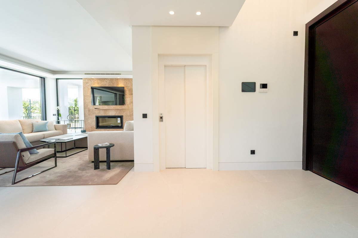5 Bed Townhouse for sale in Nueva Andalucía Costa Del Sol, Málaga, Spain