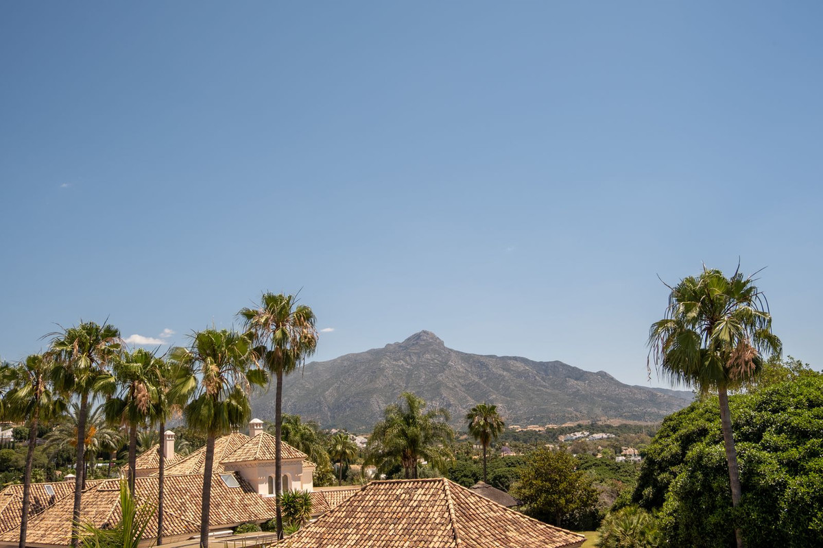 5 Bed Townhouse for sale in Nueva Andalucía Costa Del Sol, Málaga, Spain