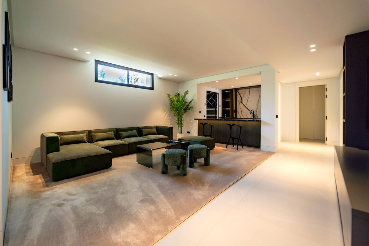 5 Bed Townhouse for sale in Nueva Andalucía Costa Del Sol, Málaga, Spain