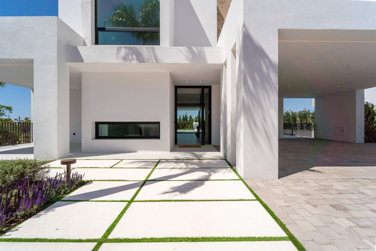 5 Bed Townhouse for sale in Nueva Andalucía Costa Del Sol, Málaga, Spain