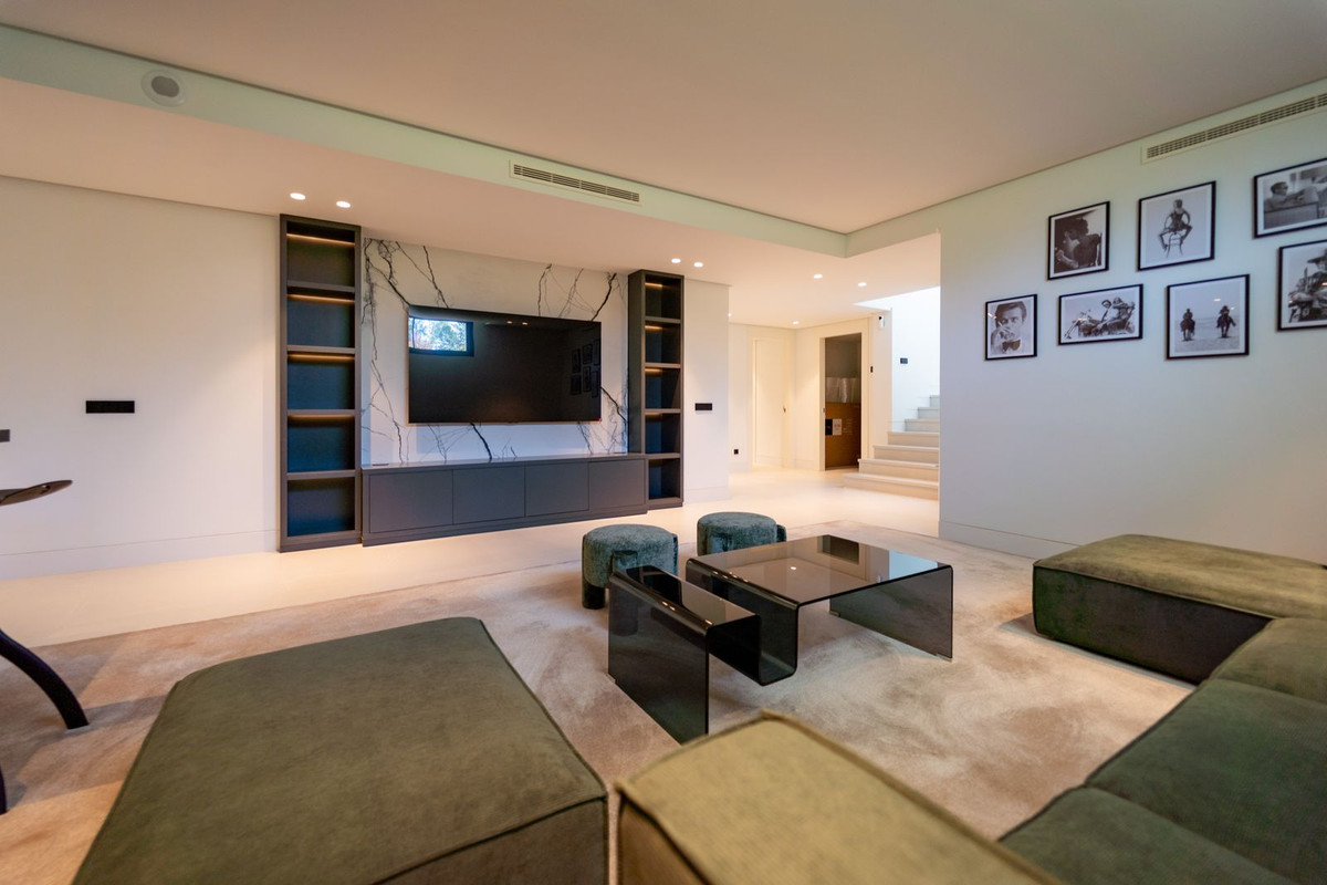 5 Bed Townhouse for sale in Nueva Andalucía Costa Del Sol, Málaga, Spain