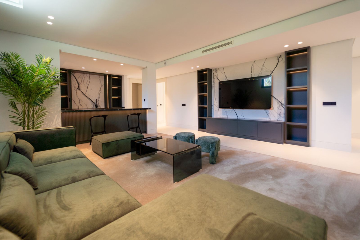5 Bed Townhouse for sale in Nueva Andalucía Costa Del Sol, Málaga, Spain
